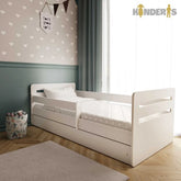 vaikiska lova su atskirais baldu komplektais pastatyta vaiku kambaryje