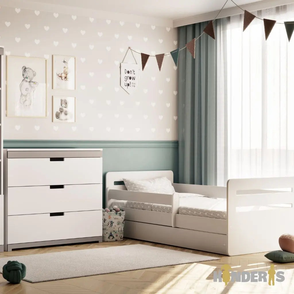 vaikiska lova su atskirais baldu komplektais pastatyta vaiku kambaryje
