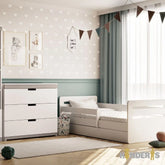 vaikiska lova su atskirais baldu komplektais pastatyta vaiku kambaryje