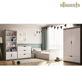 vaikiska lova su atskirais baldu komplektais pastatyta vaiku kambaryje