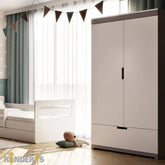 vaikiska lova su atskirais baldu komplektais pastatyta vaiku kambaryje