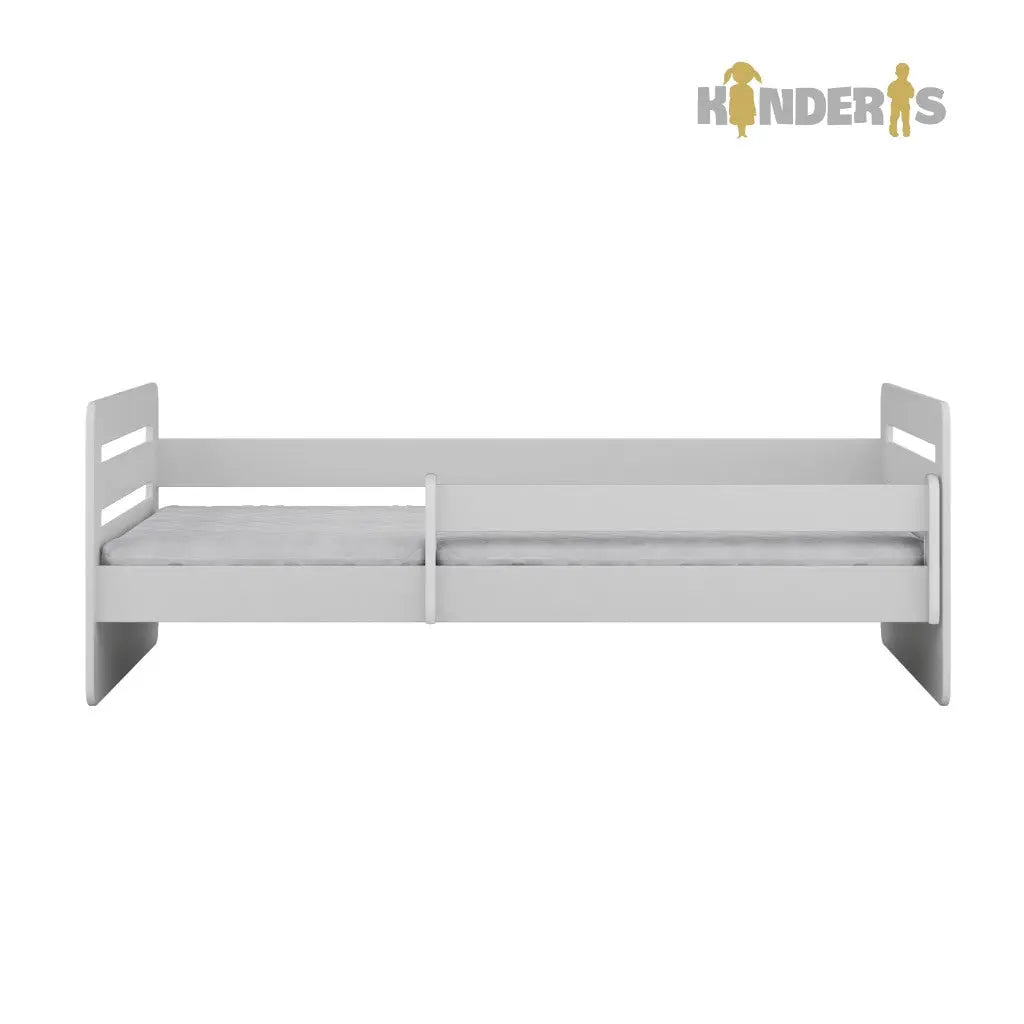 vaikiska lova su atskirais baldu komplektais pastatyta vaiku kambaryje