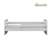 vaikiska lova su atskirais baldu komplektais pastatyta vaiku kambaryje