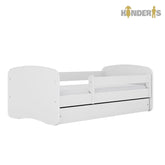 balta vaikiska lova pastatyta vaiku kambaryje