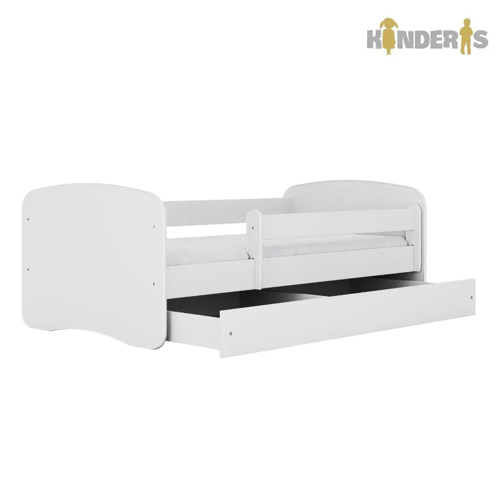 balta vaikiska lova pastatyta vaiku kambaryje