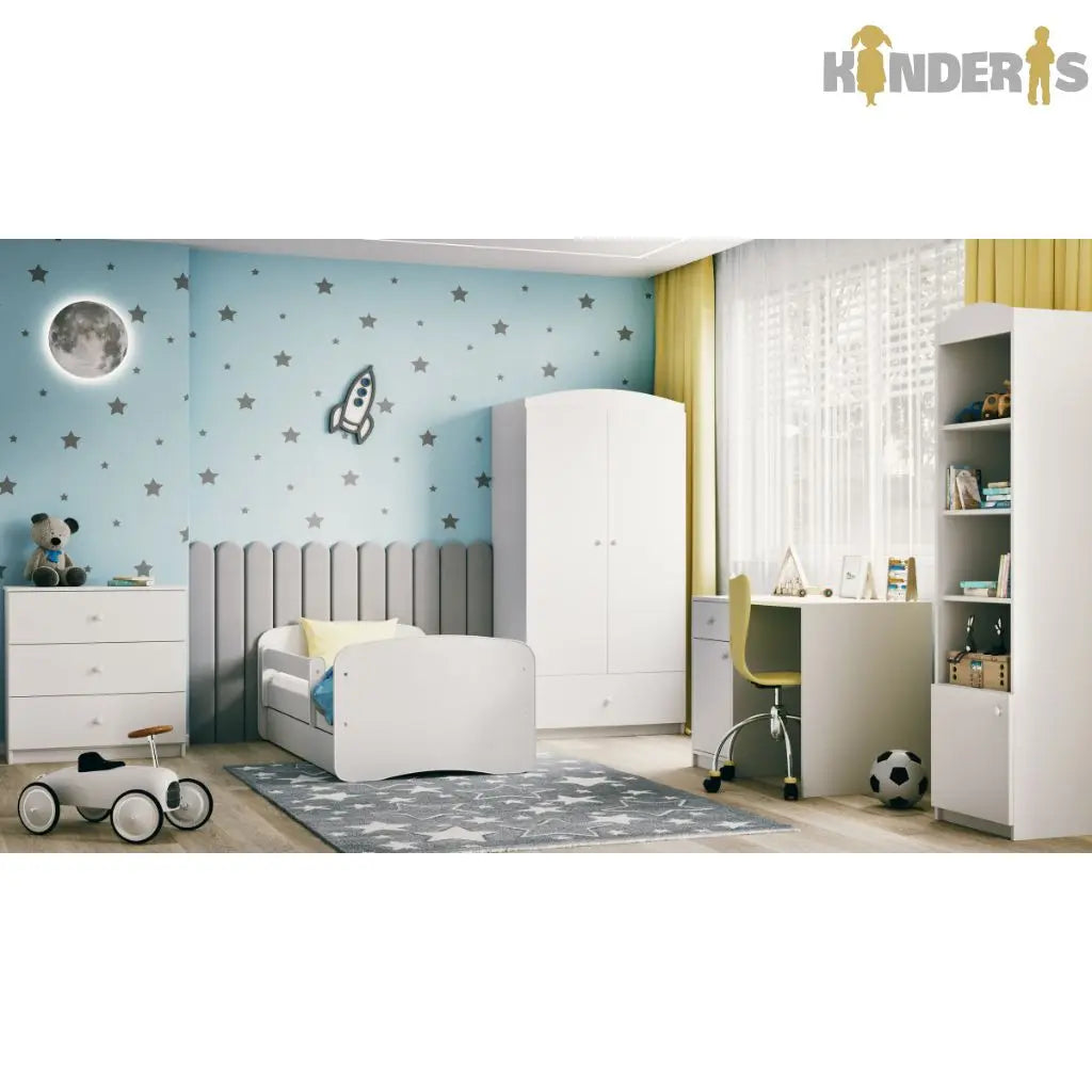 balta vaikiska lova pastatyta vaiku kambaryje