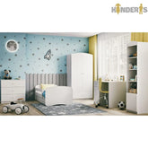 balta vaikiska lova pastatyta vaiku kambaryje