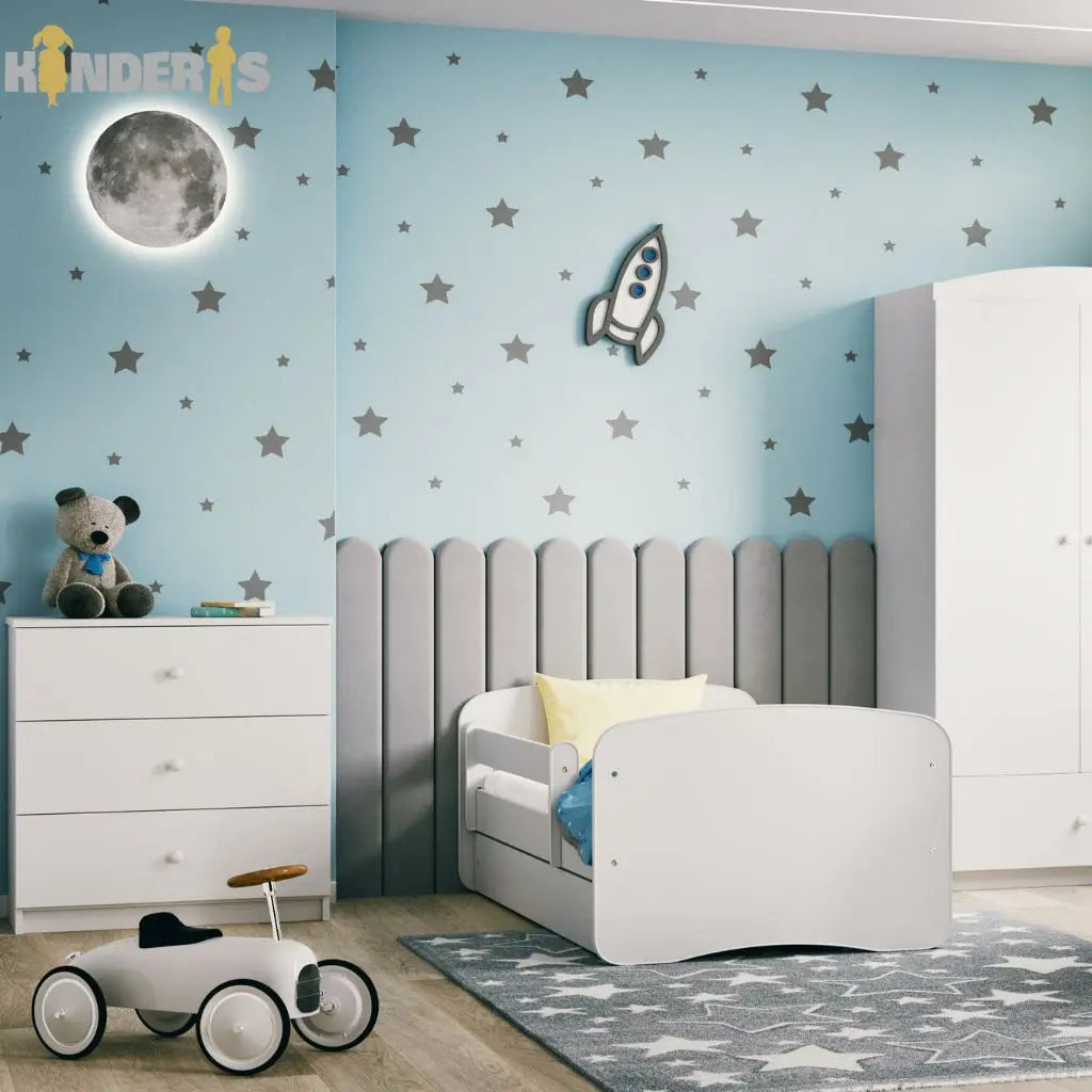 balta vaikiska lova pastatyta vaiku kambaryje