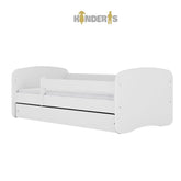 balta vaikiska lova pastatyta vaiku kambaryje