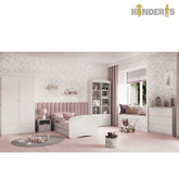 balta vaikiska lova pastatyta vaiku kambaryje