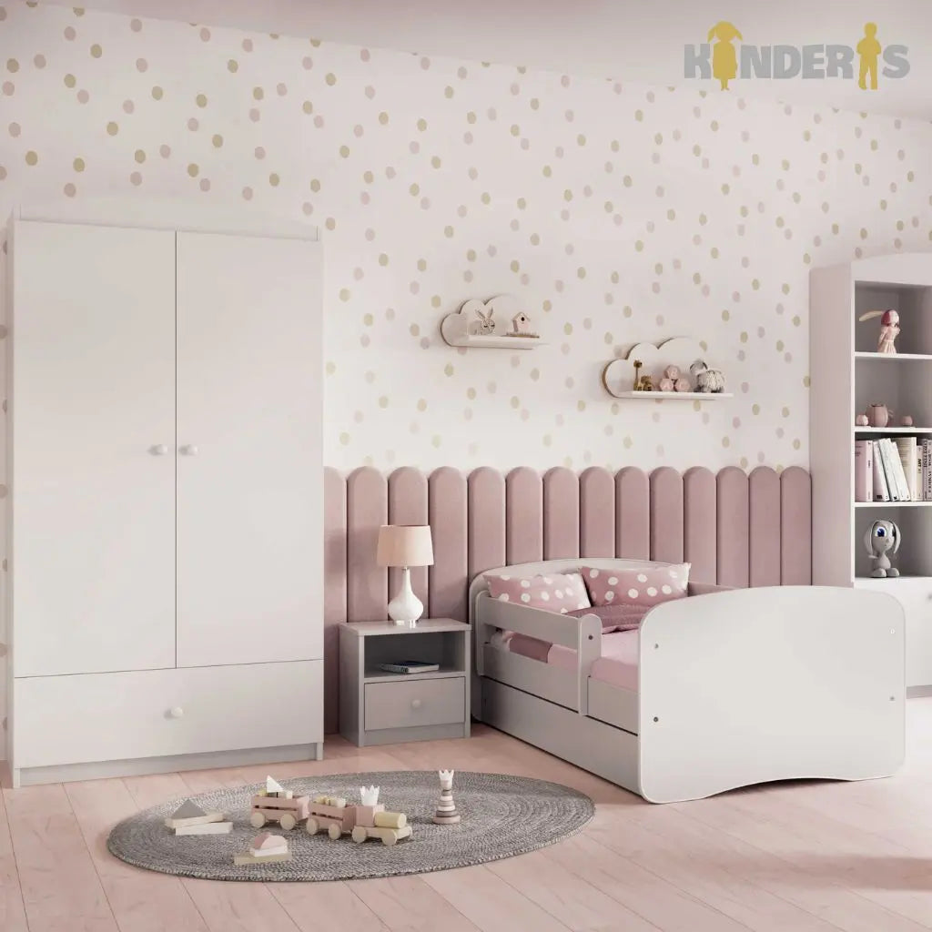 balta vaikiska lova pastatyta vaiku kambaryje