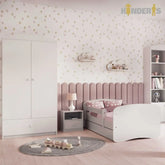 balta vaikiska lova pastatyta vaiku kambaryje