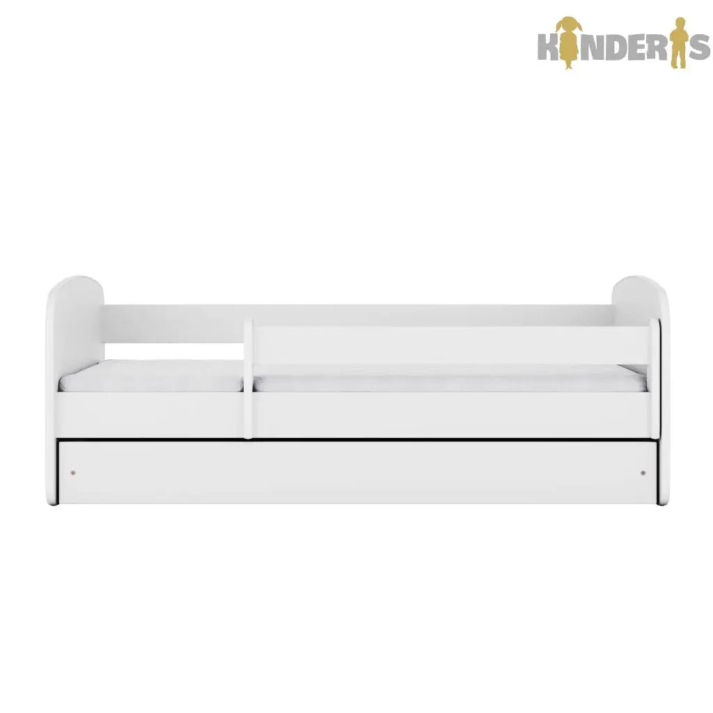 balta vaikiska lova pastatyta vaiku kambaryje