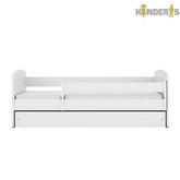 balta vaikiska lova pastatyta vaiku kambaryje