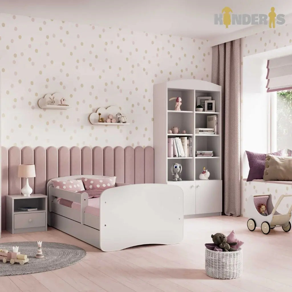 balta vaikiska lova pastatyta vaiku kambaryje