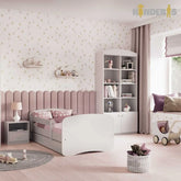 balta vaikiska lova pastatyta vaiku kambaryje