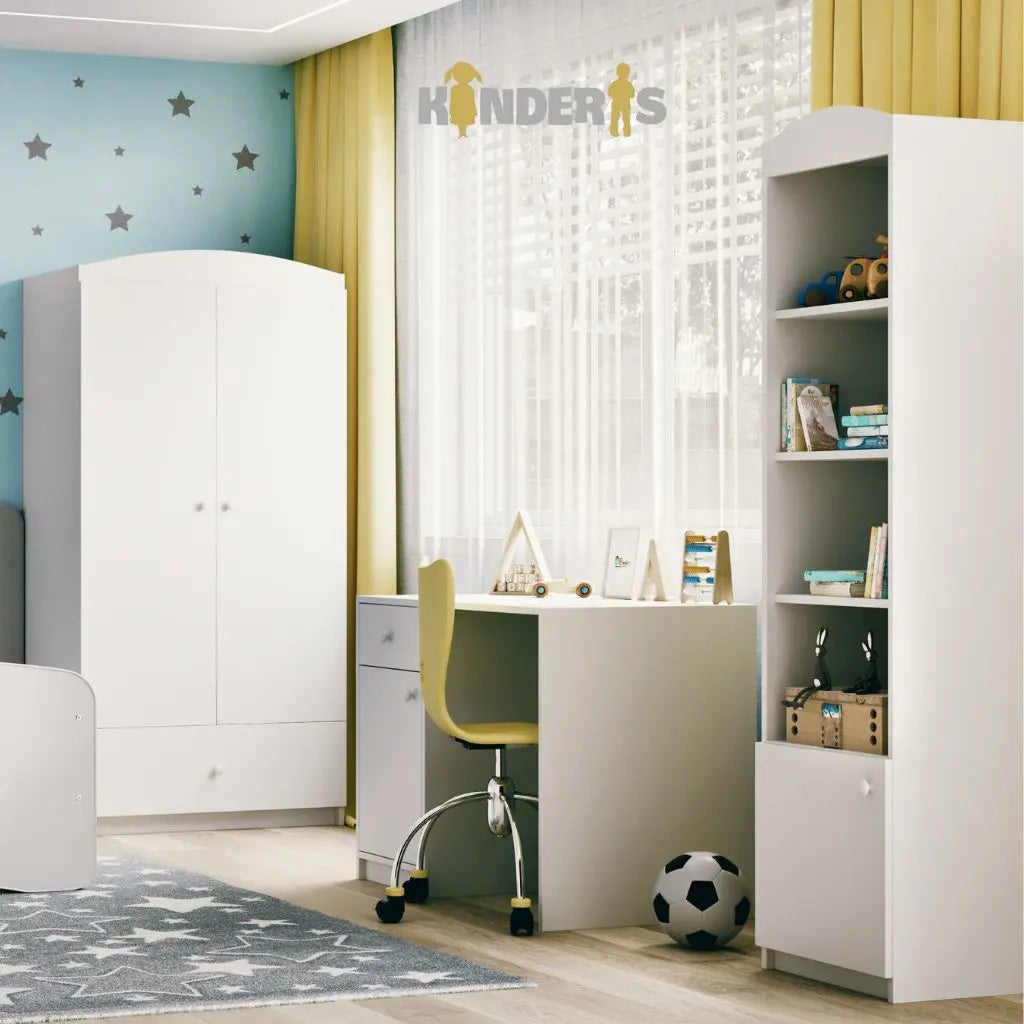 balta vaikiska lova pastatyta vaiku kambaryje