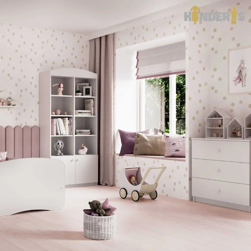 balta vaikiska lova pastatyta vaiku kambaryje