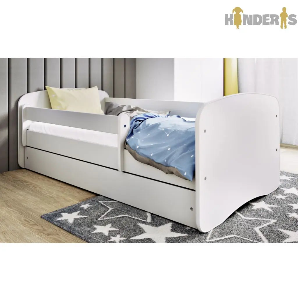 balta vaikiska lova pastatyta vaiku kambaryje