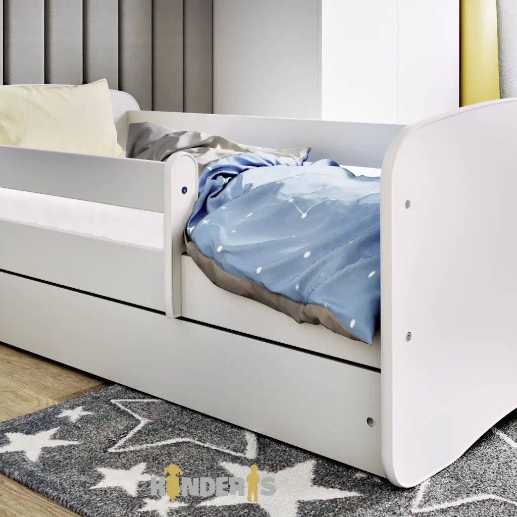 balta vaikiska lova pastatyta vaiku kambaryje