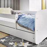 balta vaikiska lova pastatyta vaiku kambaryje