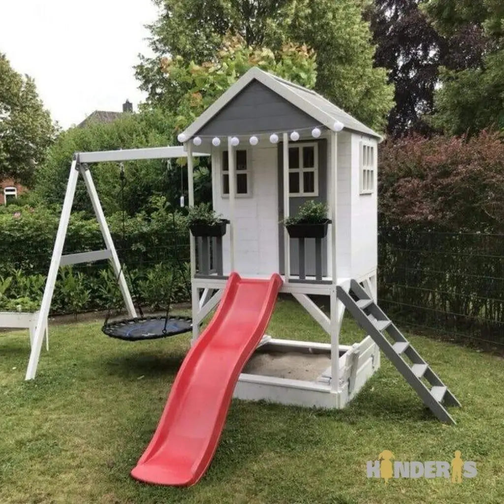 medine zaidimu aikstele pastatyta lauke