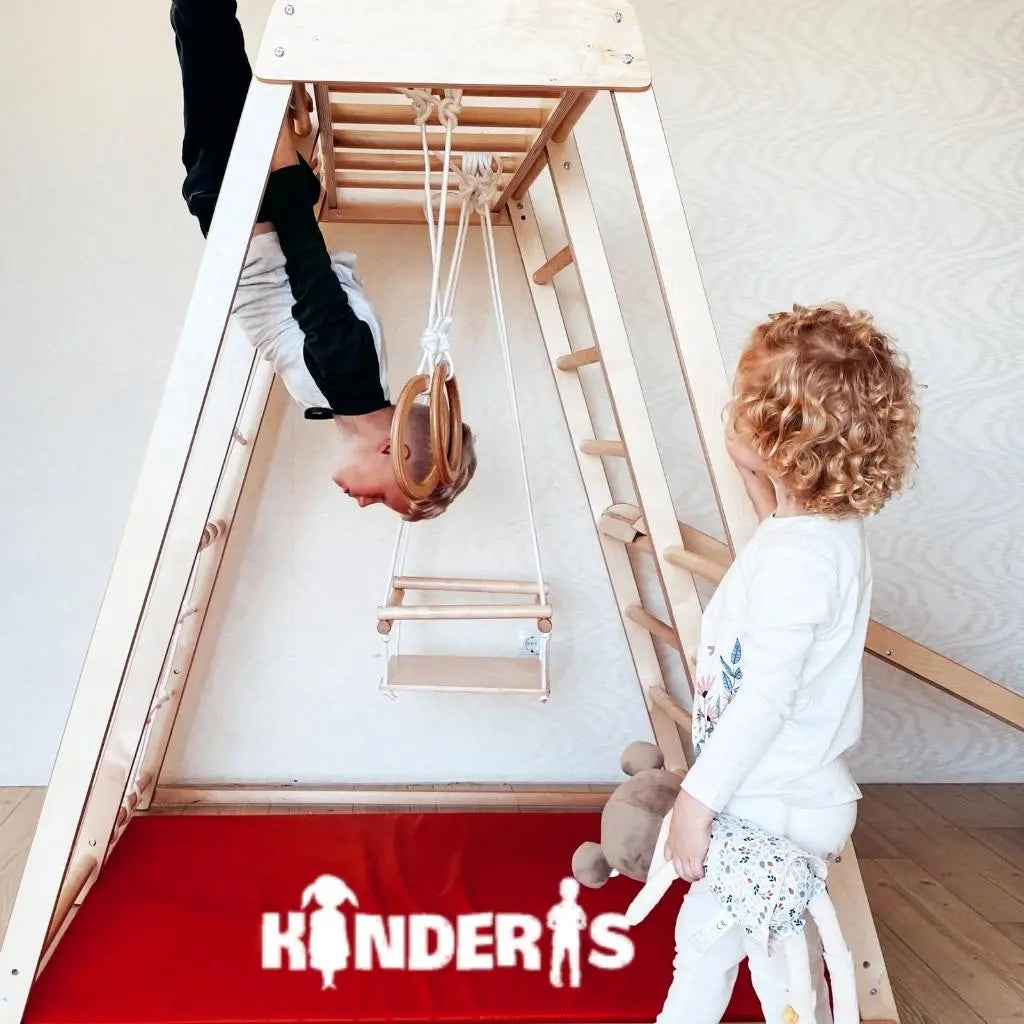 vaikai zaidziantys ant medines zaidimu aiksteles