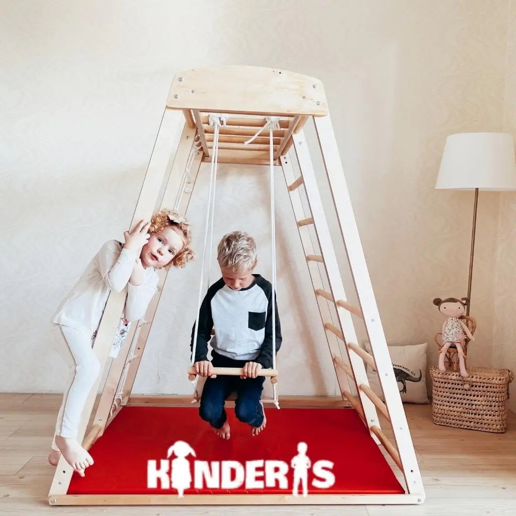 vaikai zaidziantys ant medines zaidimu aiksteles