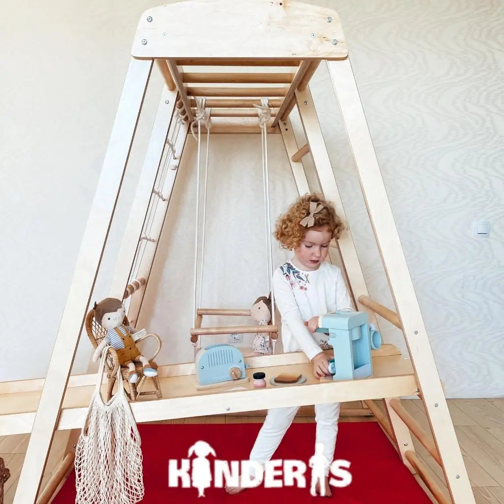 vaikai zaidziantys ant medines zaidimu aiksteles