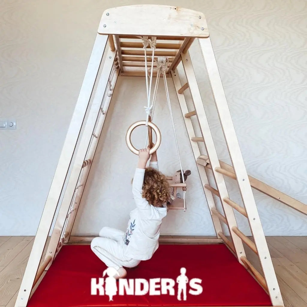 vaikai zaidziantys ant medines zaidimu aiksteles