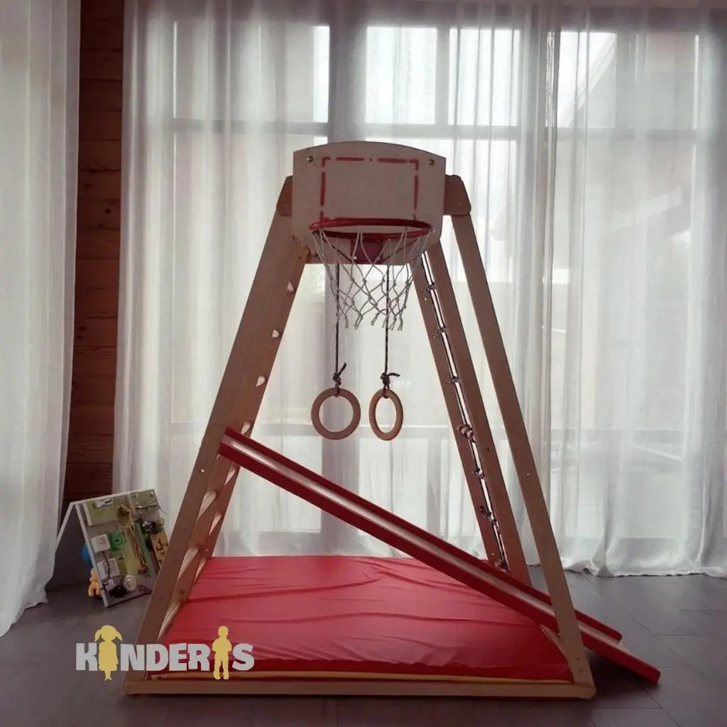 vaikai zaidziantys ant medines zaidimu aiksteles