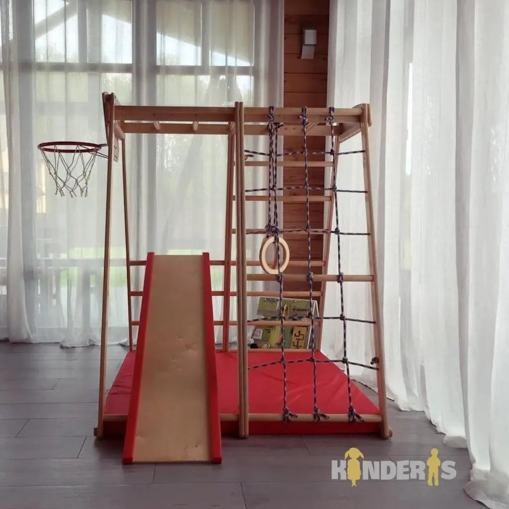 vaikai zaidziantys ant medines zaidimu aiksteles