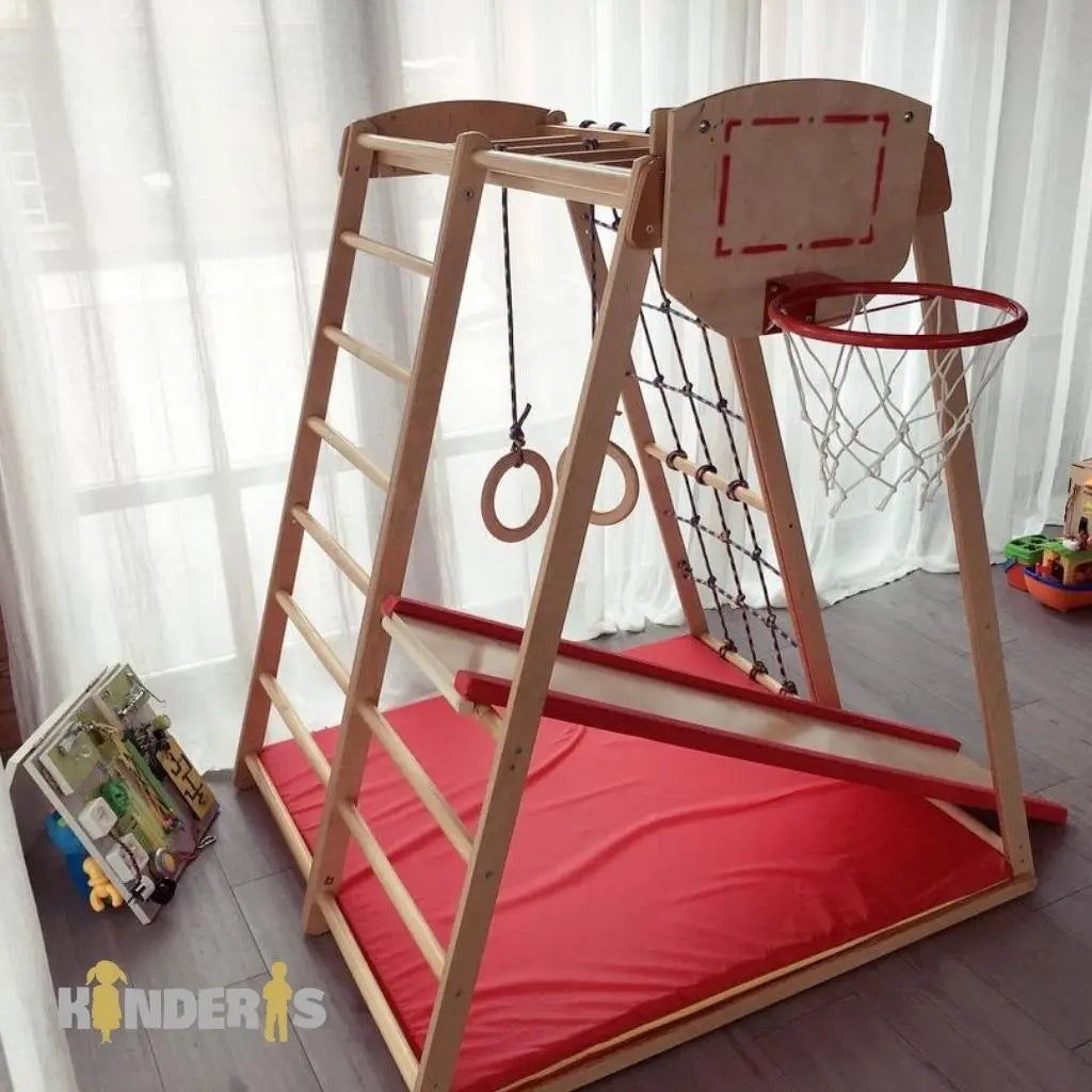 vaikai zaidziantys ant medines zaidimu aiksteles