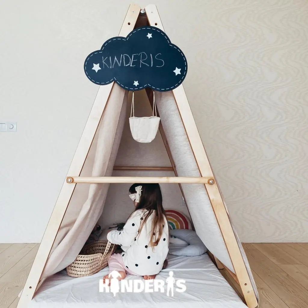 vaikas zaidziantis ant medines zaidimu aiksteles