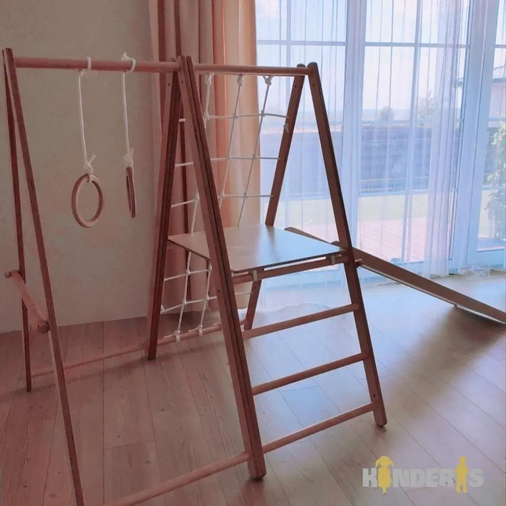 vaikas zaidziantis ant medines zaidimu aiksteles