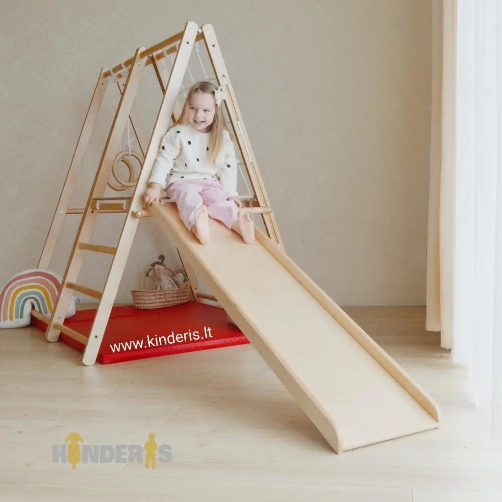 vaikas zaidziantis ant medines zaidimu aiksteles