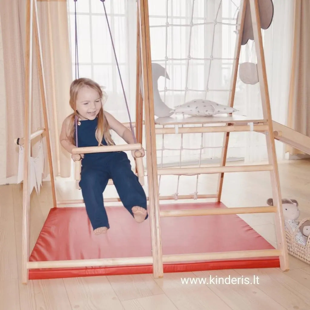 vaikas zaidziantis ant medines zaidimu aiksteles