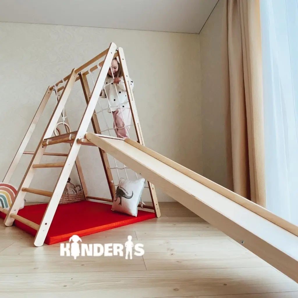 vaikas zaidziantis ant medines zaidimu aiksteles