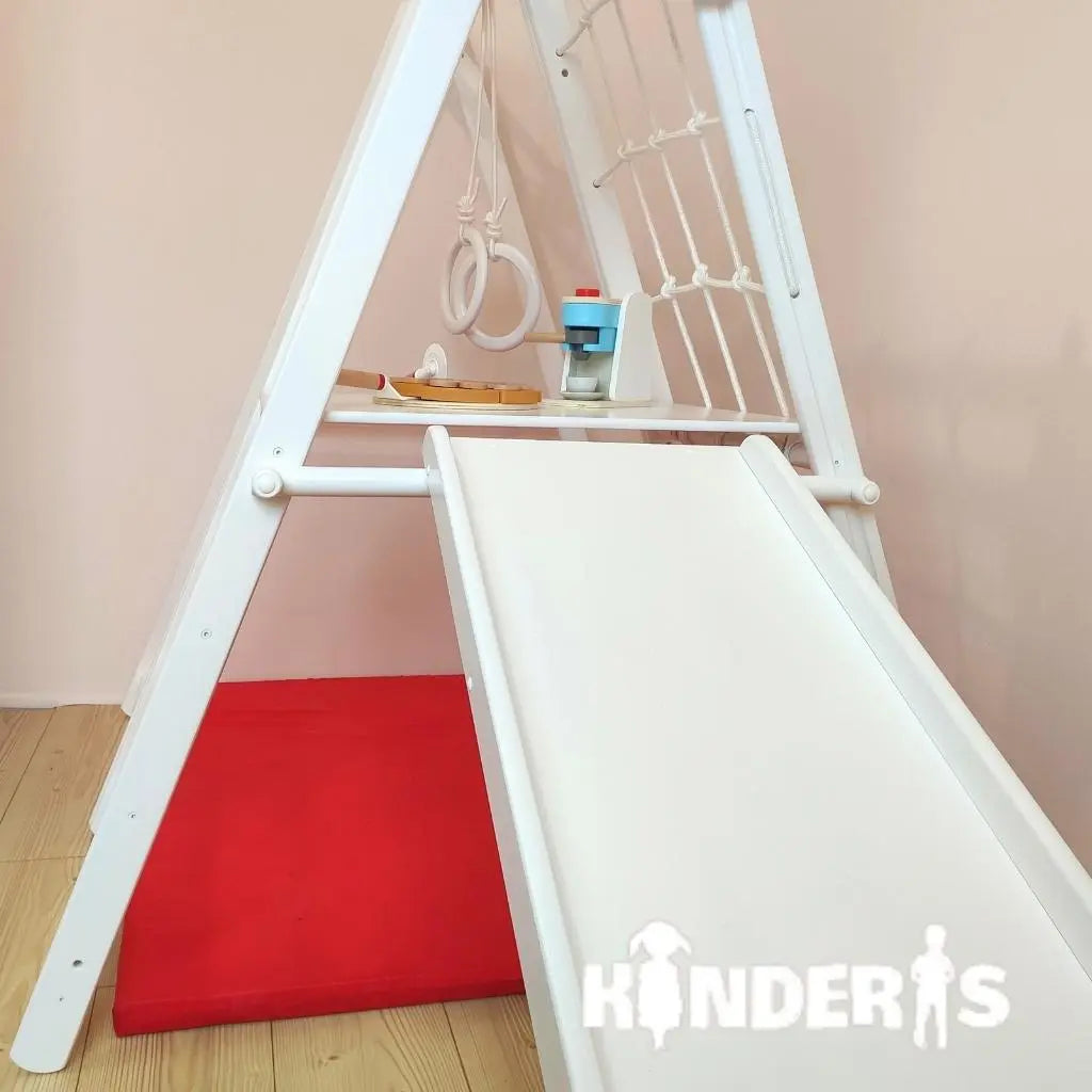 vaikai zaidziantys ant medines zaidimu aiksteles