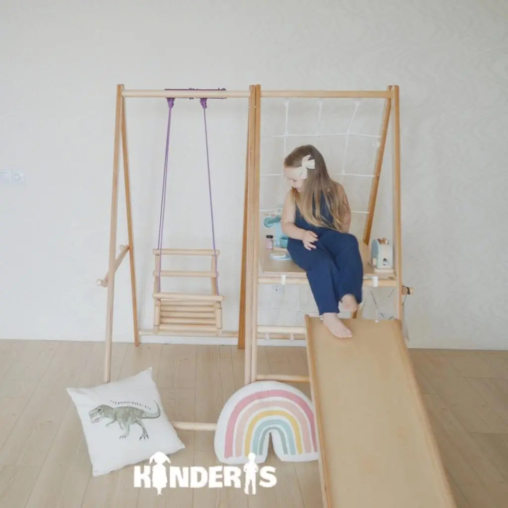 vaikai zaidziantys ant medines zaidimu aiksteles