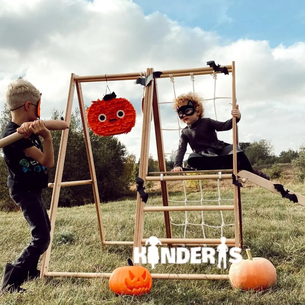 vaikai zaidziantys ant medines zaidimu aiksteles