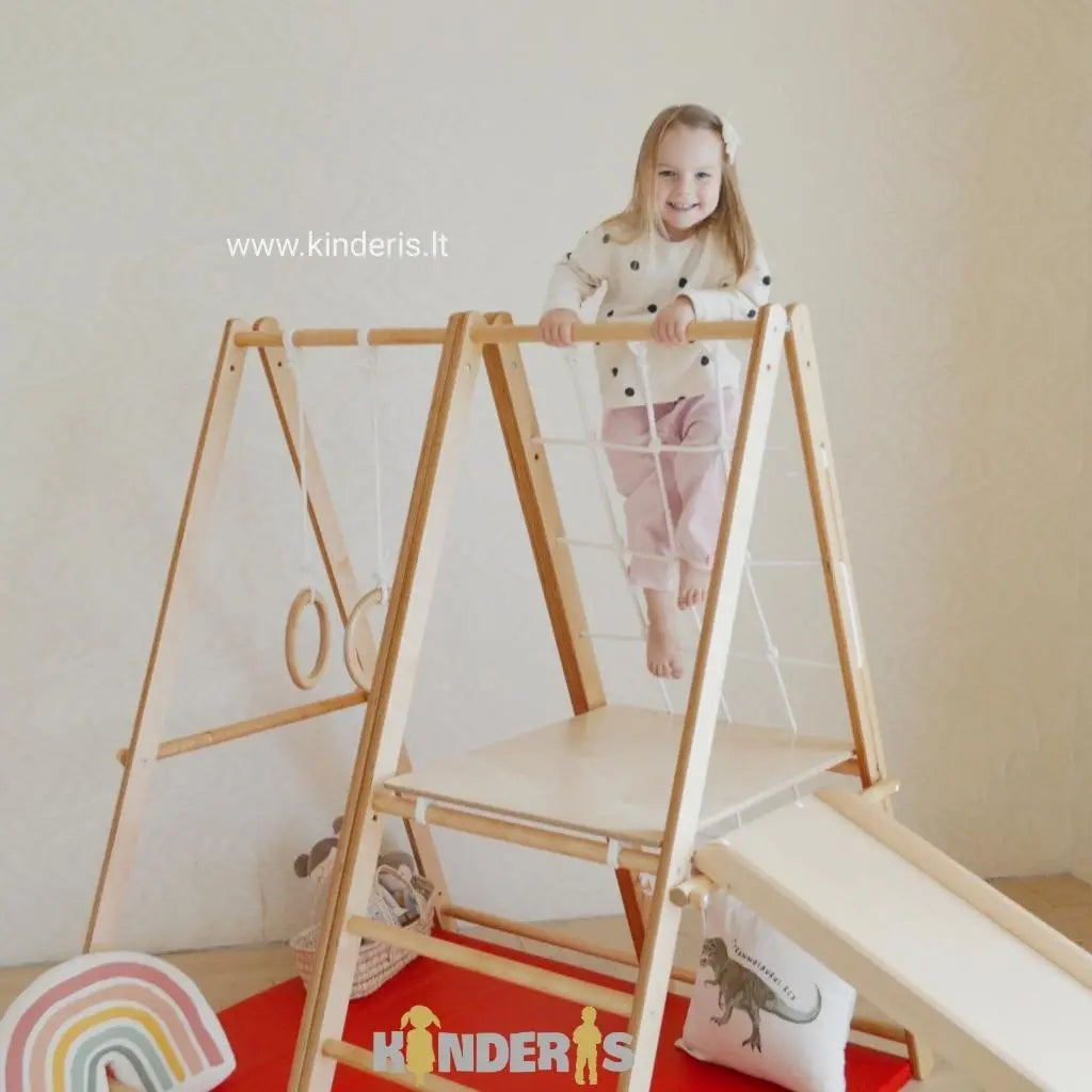 vaikai zaidziantys ant medines zaidimu aiksteles