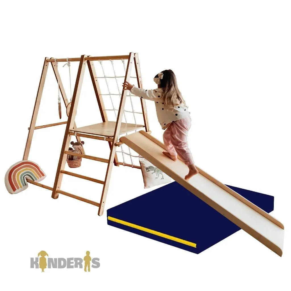 vaikai zaidziantys ant medines zaidimu aiksteles