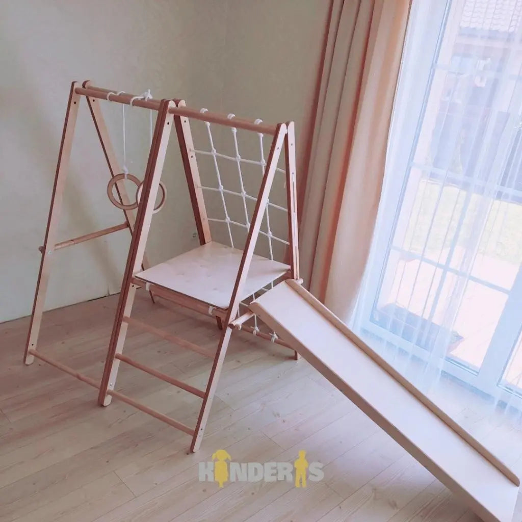 vaikai zaidziantys ant medines zaidimu aiksteles