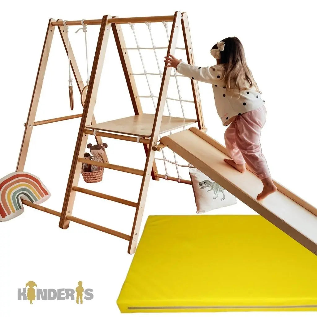 vaikai zaidziantys ant medines zaidimu aiksteles