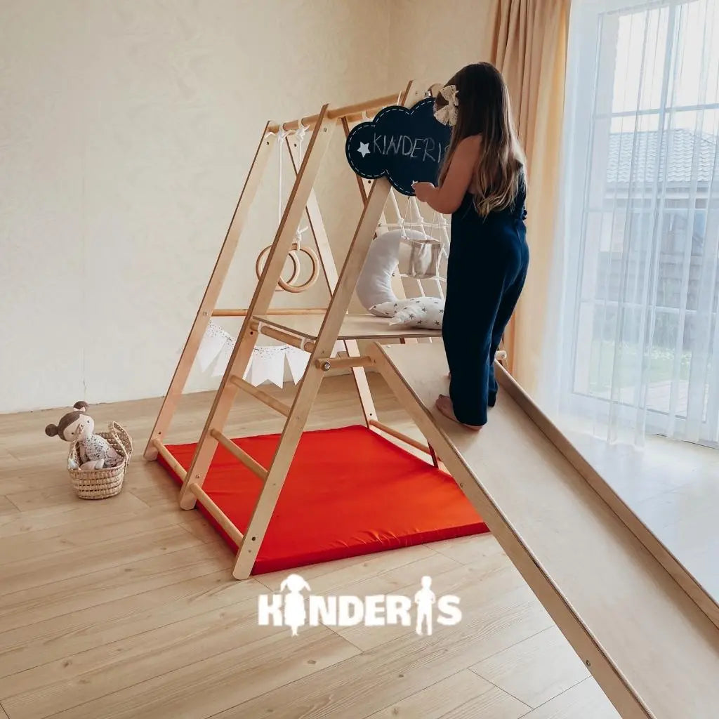 vaikai zaidziantys ant medines zaidimu aiksteles