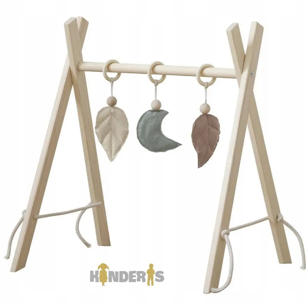 Medinis lavinamasis žaidimų stovas su pakabinamais žaislais vaiko kambaryje