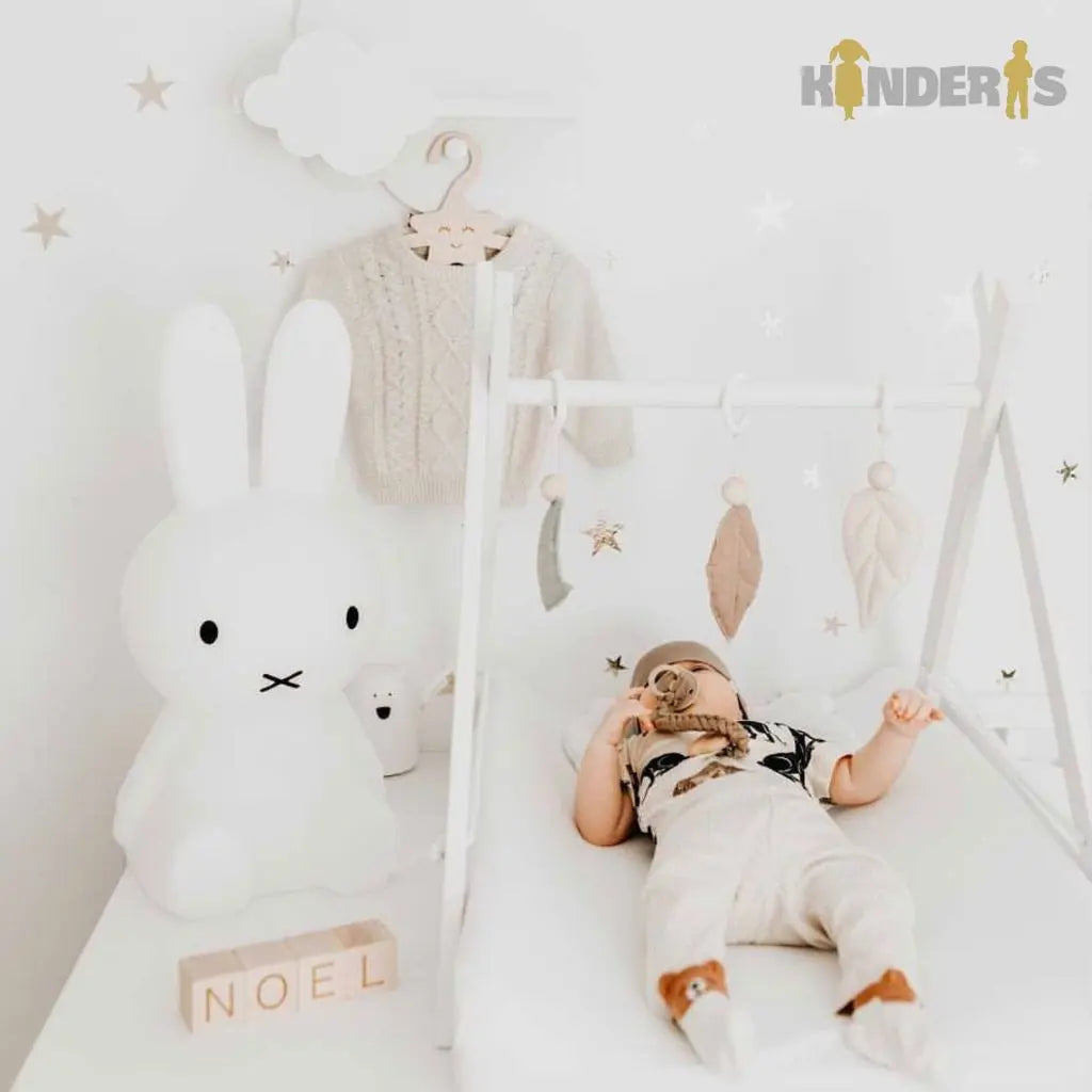 Medinis lavinamasis žaidimų stovas su pakabinamais žaislais vaiko kambaryje