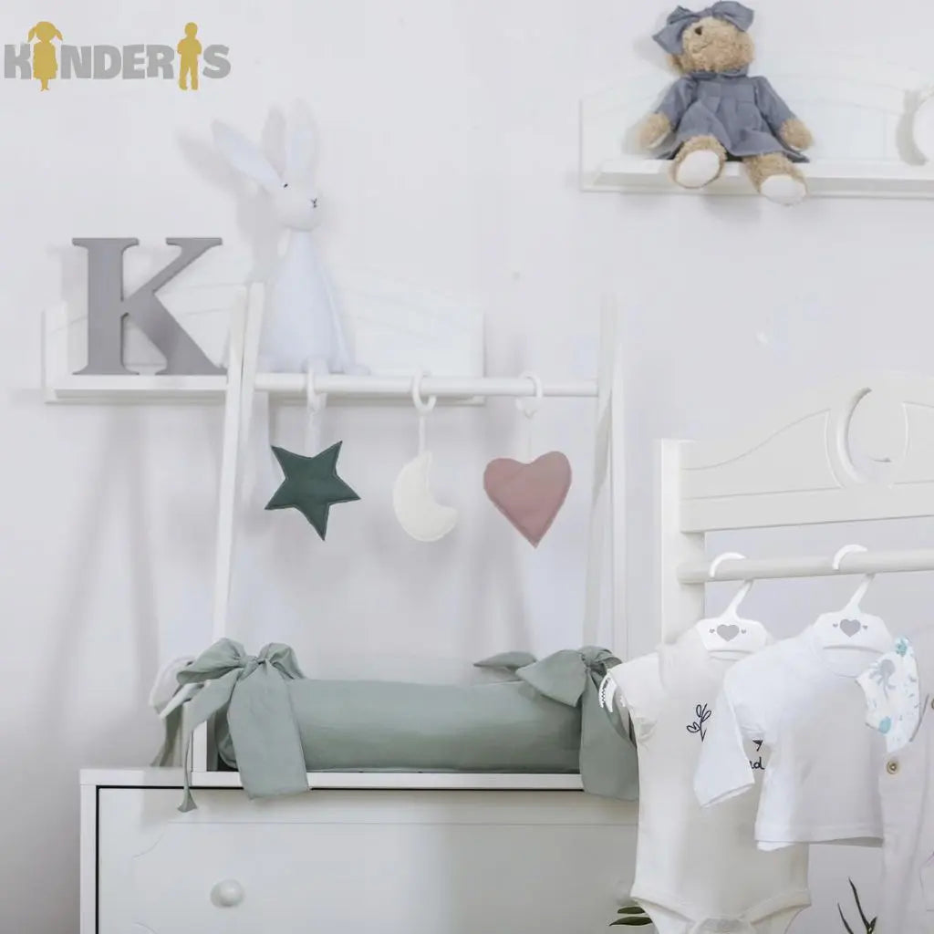 Medinis lavinamasis žaidimų stovas su pakabinamais žaislais vaiko kambaryje