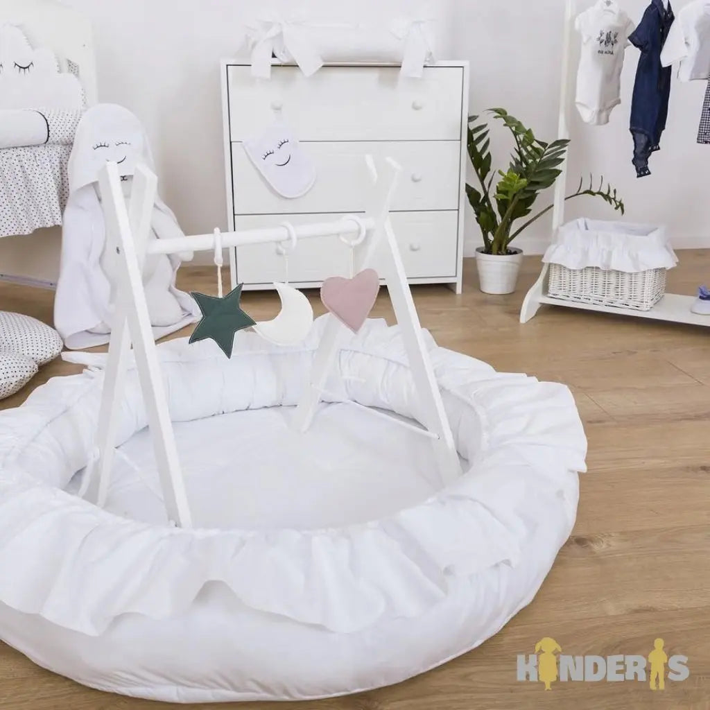 Medinis lavinamasis žaidimų stovas su pakabinamais žaislais vaiko kambaryje